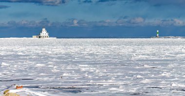 Michigan Gölü Deniz feneri ve Manitowoc Nehri 'nin donmuş ağzı.
