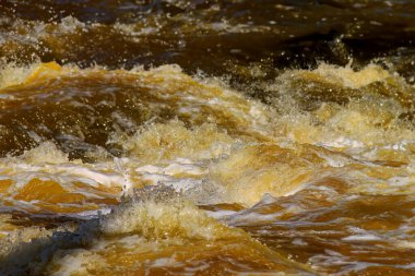 Nehirdeki küçük şelale