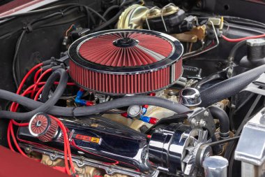 Springfield, Ohio ABD 9 Ağustos 2024: Araba fuarı, eski tarihi arabaların ve son model lüks arabaların sergilenmesi. Tarihi arabaların motor ve motor parçaları