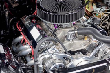 Springfield, Ohio ABD 9 Ağustos 2024: Araba fuarı, eski tarihi arabaların ve son model lüks arabaların sergilenmesi. Tarihi arabaların motor ve motor parçaları