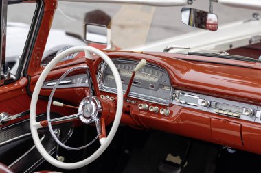 Springfield, Ohio ABD 9 Ağustos 2024: Araba fuarı, eski tarihi arabaların ve son model lüks arabaların sergilenmesi. Tarihi arabaların motor ve motor parçaları