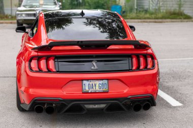 Springfield, Ohio ABD 9 Ağustos 2024: Araba fuarı, eski tarihi arabaların ve son model lüks arabaların sergilenmesi. Tarihi arabaların motor ve motor parçaları