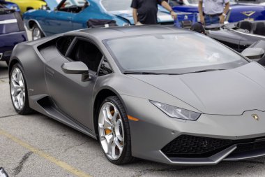 Springfield, Ohio ABD 9 Ağustos 2024: Araba fuarı, eski tarihi arabaların ve son model lüks arabaların sergilenmesi. Tarihi arabaların motor ve motor parçaları