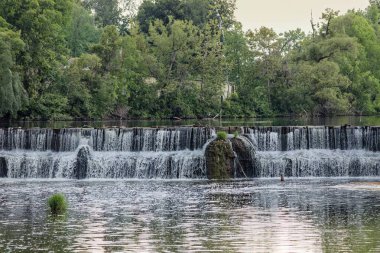 Nehirde küçük bir baraj.