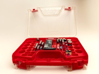 özel bir plastik dağıtıcıda depolanan farklı pil türleri