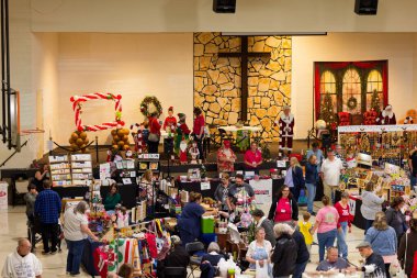 Hollanda, OH ABD 2 Kasım 2024: Noel Sanatları Fuarı, el yapımı ürün üreticilerinin Noel öncesi pazarı