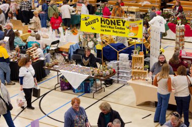 Hollanda, OH ABD 2 Kasım 2024: Noel Sanatları Fuarı, el yapımı ürün üreticilerinin Noel öncesi pazarı