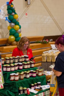 Hollanda, OH ABD 2 Kasım 2024: Noel Sanatları Fuarı, el yapımı ürün üreticilerinin Noel öncesi pazarı