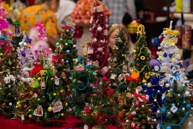 Hollanda, OH ABD 2 Kasım 2024: Noel Sanatları Fuarı, el yapımı ürün üreticilerinin Noel öncesi pazarı