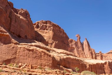 Utah 'taki güzel Arches Ulusal Parkı' nın kaya duvarları ve oluşumları