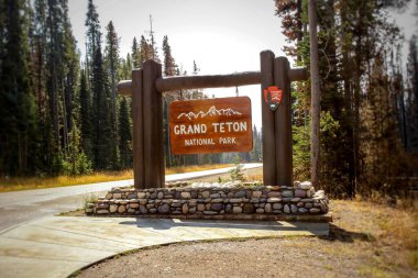 Grand Teton Ulusal Parkı girişini imzalayın.