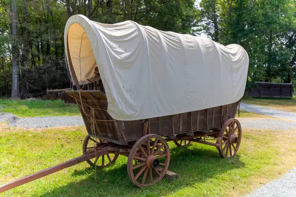 Amerika 'ya yerleşmek için ilk öncüler tarafından kullanılan eski, tarihi bir araba.