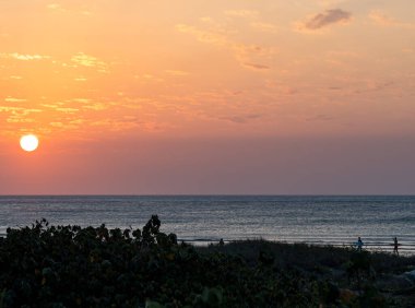 Tamsui, New Taipei 'de gün batımında güzel bir sahil..