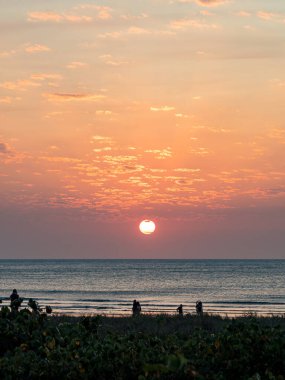 Tamsui, New Taipei 'de gün batımında güzel bir sahil..