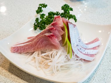 Tabakta servis edilen lezzetli sashimi.