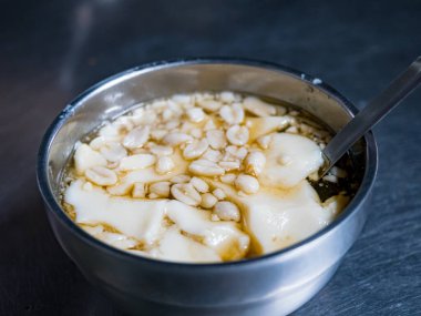 Tofu pudingi, kabında fıstık olan soya fasulyesi pudingi.