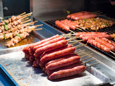 Şiş şiş kebap pişiriyorum. Et, sebze ve Çin sosisi..