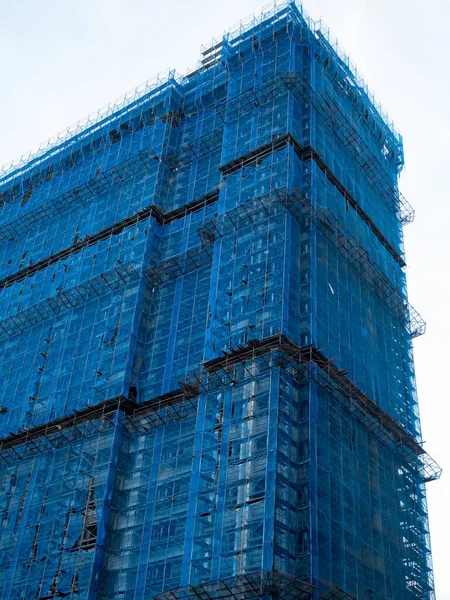 Edificio Costruzione Avvolto Rete Sicurezza Blu Protezione — Foto Stock