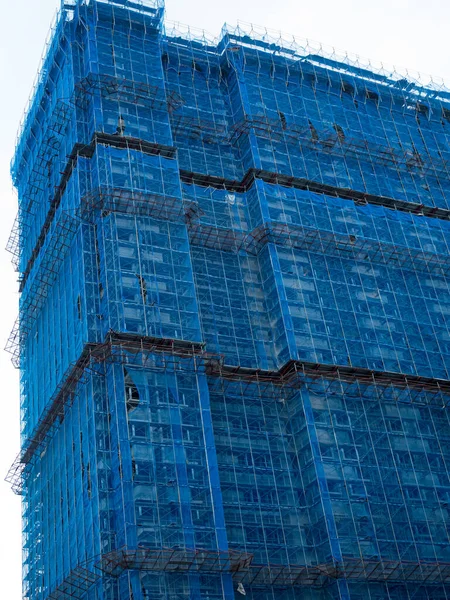 Budova Výstavbě Omotaná Modrou Ochrannou Sítí — Stock fotografie