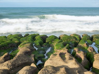 LaoMei yeşil kaya yalakları / Tayvan 'ın New Taipei şehrinde bulutlu yeşil resif.