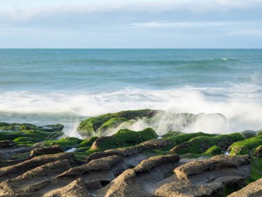 LaoMei yeşil kaya yalakları / Tayvan 'ın New Taipei şehrinde bulutlu yeşil resif.