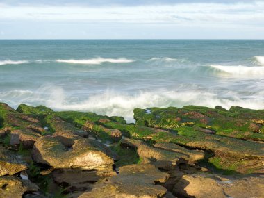 LaoMei yeşil kaya yalakları / Tayvan 'ın New Taipei şehrinde bulutlu yeşil resif.