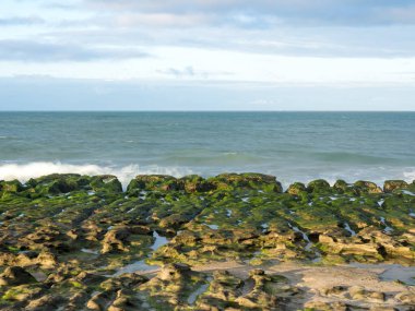 LaoMei yeşil kaya yalakları / Tayvan 'ın New Taipei şehrinde bulutlu yeşil resif.