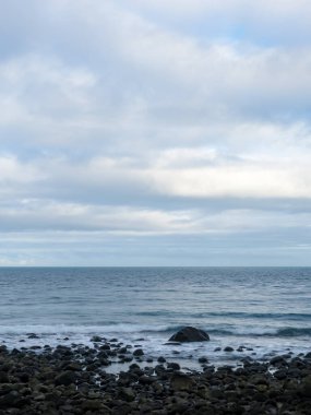 Tayvan 'da sisli deniz ve kayalara uzun süre maruz kalma.