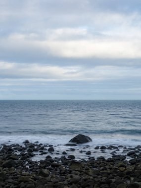 Tayvan 'da sisli deniz ve kayalara uzun süre maruz kalma.