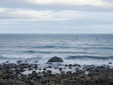 Tayvan 'da sisli deniz ve kayalara uzun süre maruz kalma.