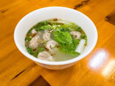 Wonton çorba kasesi. Yeşil soğanlı karides ya da domuz çorbası, üst görünüm, kopyalama alanı