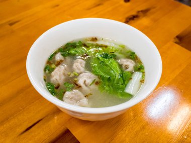 Wonton çorba kasesi. Yeşil soğanlı karides ya da domuz çorbası, üst görünüm, kopyalama alanı