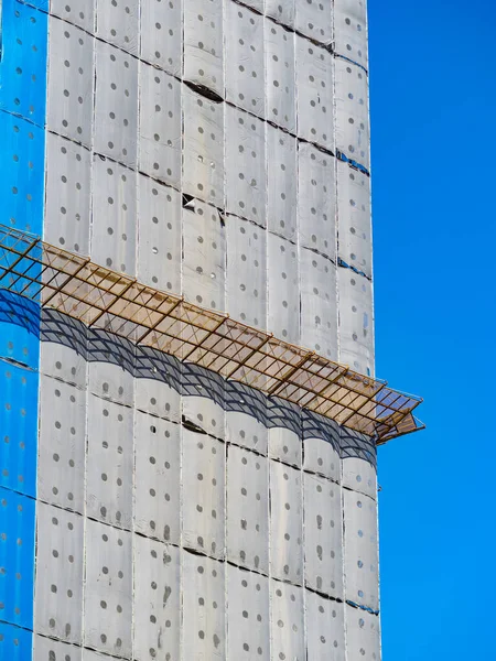 Budova Výstavbě Zabalená Modré Bílé Ochranné Bezpečnostní Sítě — Stock fotografie