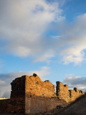 Vahşi sahildeki eski beton tuğlalar.