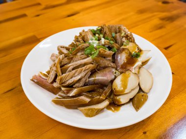 Tayvan usulü kurutulmuş soya peyniri, vejetaryen tavuk ve dilimlenmiş domuz kulağıyla pişirilmiş yemekler..