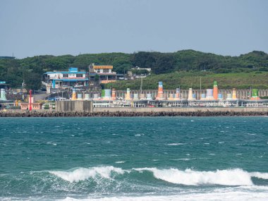 New Taipei City, Tayvan - 18 Nisan 2022: 18 Nisan 2022 'de New Taipei City, Tayvan' da Fuji balıkçılık limanı cephesi. Bu popüler bir ilgi odağı ve gerçekten taze deniz ürünleri için en iyi yerlerden biri haline geldi..