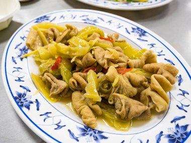 Kızarmış ince bağırsak ve doğranmış zencefil.