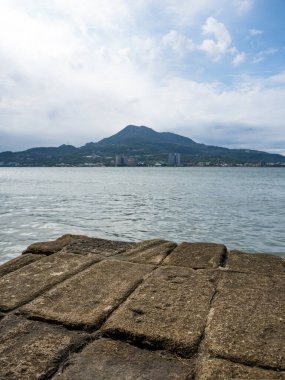 Tamsui, New Taipei City, Tayvan 'daki nehrin yanındaki eski terk edilmiş rıhtım..