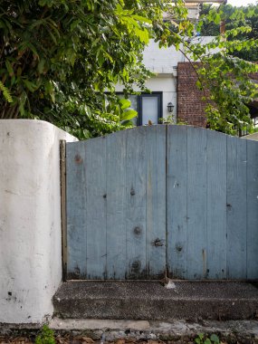 Ev bahçesinin önündeki ahşap kapı ve çit..