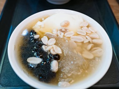 Tofu pudingi, fıstıklı soya fasulyesi pudingi ve kasede tapyoka topları.