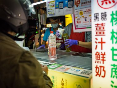 Taipei, Tayvan - 3 Aralık 2022: Ningxia Road Night Market cephesi 3 Aralık 2022 'de Tayvan' ın Taipei kentinde..