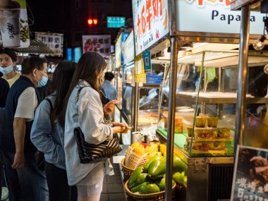 Taipei, Tayvan - 3 Aralık 2022: Ningxia Road Night Market cephesi 3 Aralık 2022 'de Tayvan' ın Taipei kentinde..