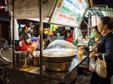 Taipei, Tayvan - 3 Aralık 2022: Ningxia Road Night Market cephesi 3 Aralık 2022 'de Tayvan' ın Taipei kentinde..
