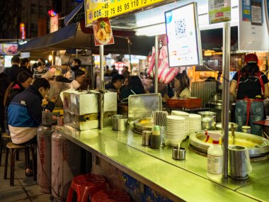 Taipei, Tayvan - 3 Aralık 2022: Ningxia Road Night Market cephesi 3 Aralık 2022 'de Tayvan' ın Taipei kentinde..