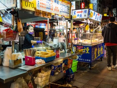 Taipei, Tayvan - 3 Aralık 2022: Ningxia Road Night Market cephesi 3 Aralık 2022 'de Tayvan' ın Taipei kentinde..