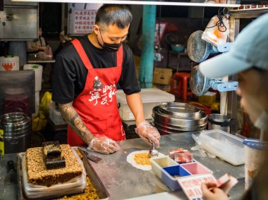 Taipei, Tayvan - 3 Aralık 2022: Ningxia Road Night Market cephesi 3 Aralık 2022 'de Tayvan' ın Taipei kentinde..