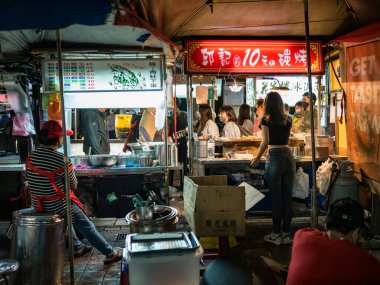 Taipei, Tayvan - 3 Aralık 2022: Ningxia Road Night Market cephesi 3 Aralık 2022 'de Tayvan' ın Taipei kentinde..