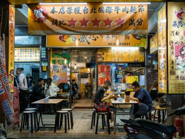 Taipei, Tayvan - 3 Aralık 2022: Ningxia Road Night Market cephesi 3 Aralık 2022 'de Tayvan' ın Taipei kentinde..