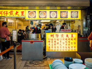 Taipei, Tayvan - 3 Aralık 2022: Ningxia Road Night Market cephesi 3 Aralık 2022 'de Tayvan' ın Taipei kentinde..