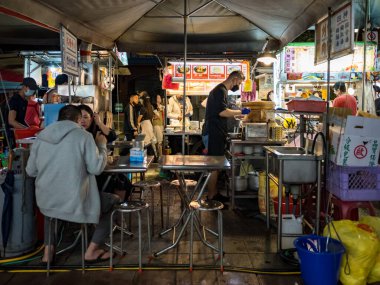 Taipei, Tayvan - 3 Aralık 2022: Ningxia Road Night Market cephesi 3 Aralık 2022 'de Tayvan' ın Taipei kentinde..